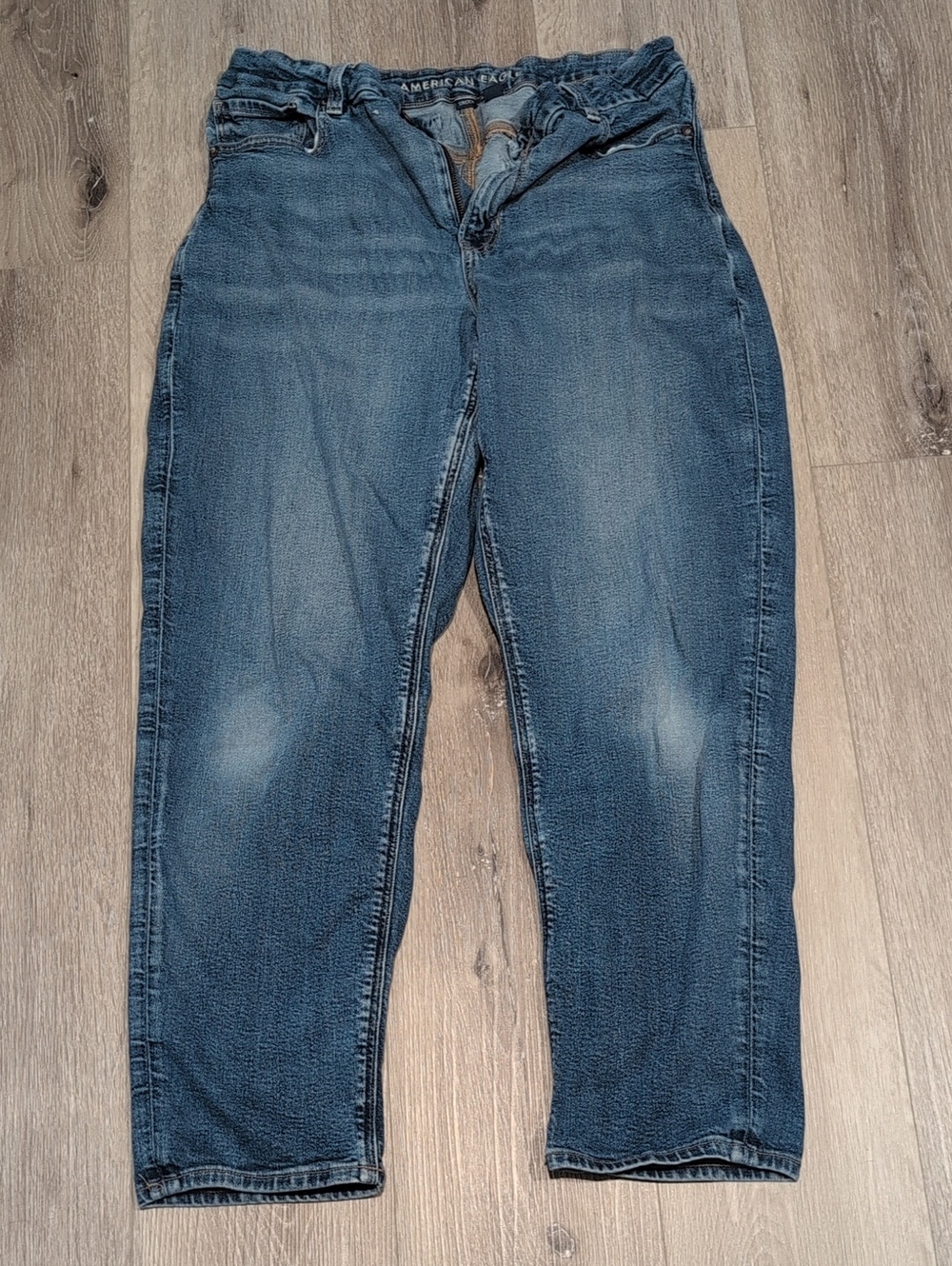 American Eagle Outfitters Women’s Curvy Mom Jeans in Medium Blue